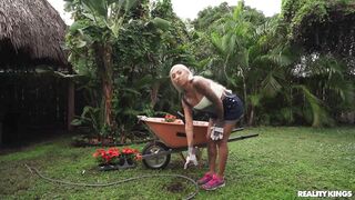Садовый видеоблогер Кона Джейд тестирует длинный инструмент соседа